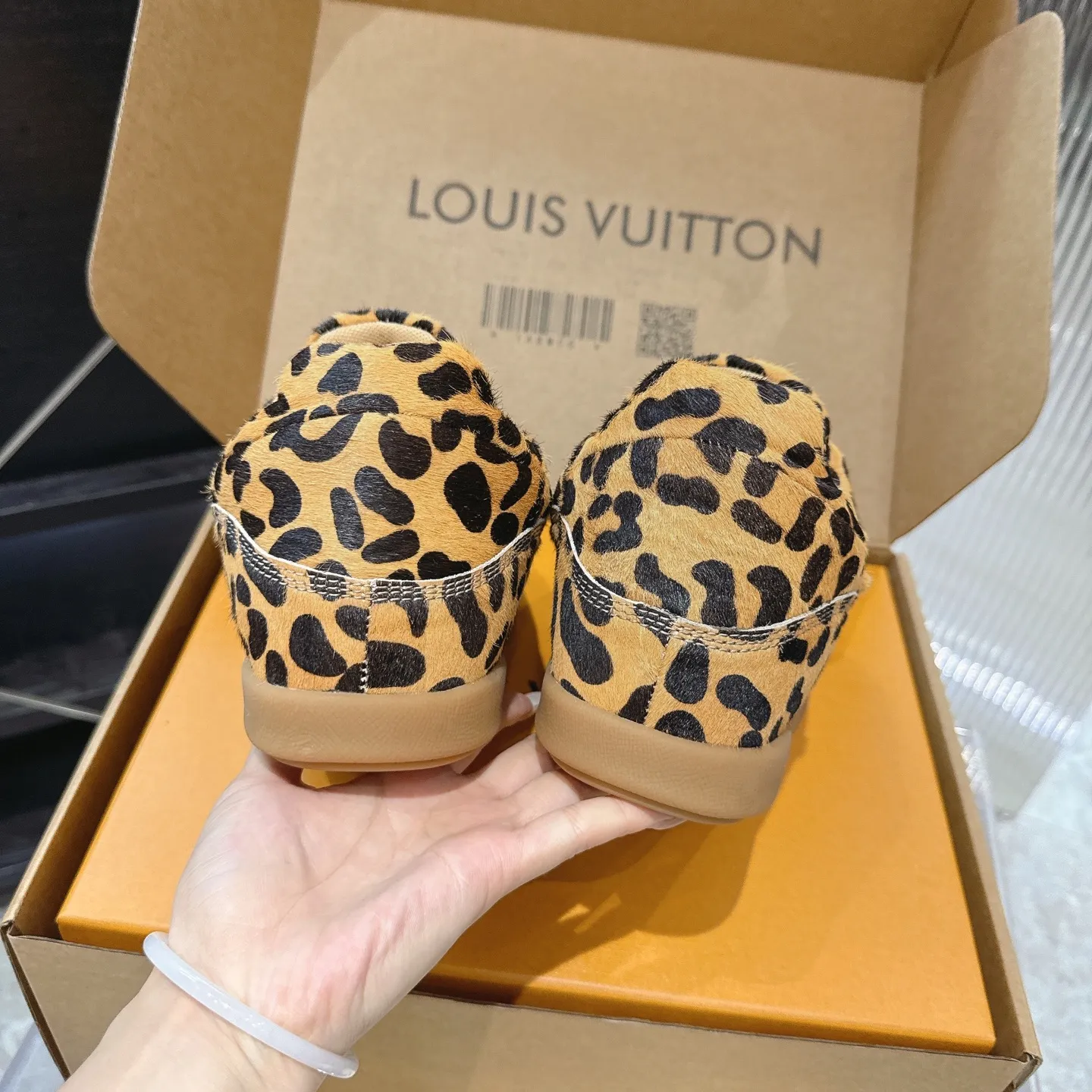 [L Family] P: 740💰 Couple model, size: women 35-41 (customized at 41 for women), 39-46 for men (customized at 45.46) The 2025 iteration of this Time Out sneaker, couple model, LV co-branded nigo, donkey brand, Louis Vuitton, ugly, cute😍Many Internet celebrities have shown off their feet, a classic and versatile item. Fabric: Imported high mercerized cow suede. Lining: high-grade elastic mesh, outsole: original molded outsole, palm print rubber outsole with hidden L letter and Monongram flower.